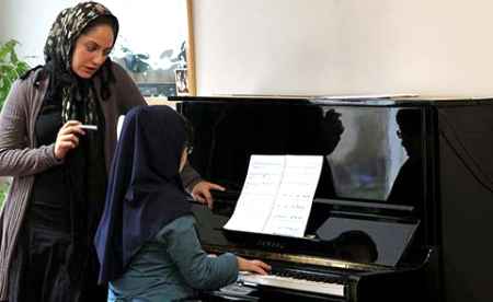 مهناز افشار در برف روی کاج ها