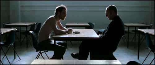 تصویر شمارهی ۲- نمایی از سکانس تلاش ناموفق کشیش برای منصرف کردن بابی. فیلم hunger