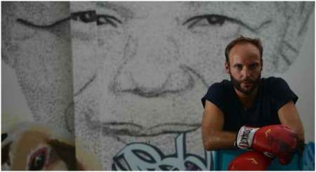 پرتره‌ای از نلسون ماندلا با ضربات مشت